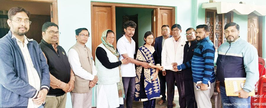 अनुदान राशि का चेक परिजनों को सौंपा