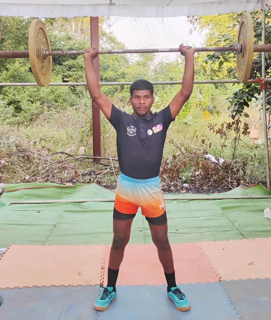 बस्तर ओलंपिक के जिला स्तरीय वेटलिफ्टिंग में राकेश चुरेंद्र ने मारी बाजी