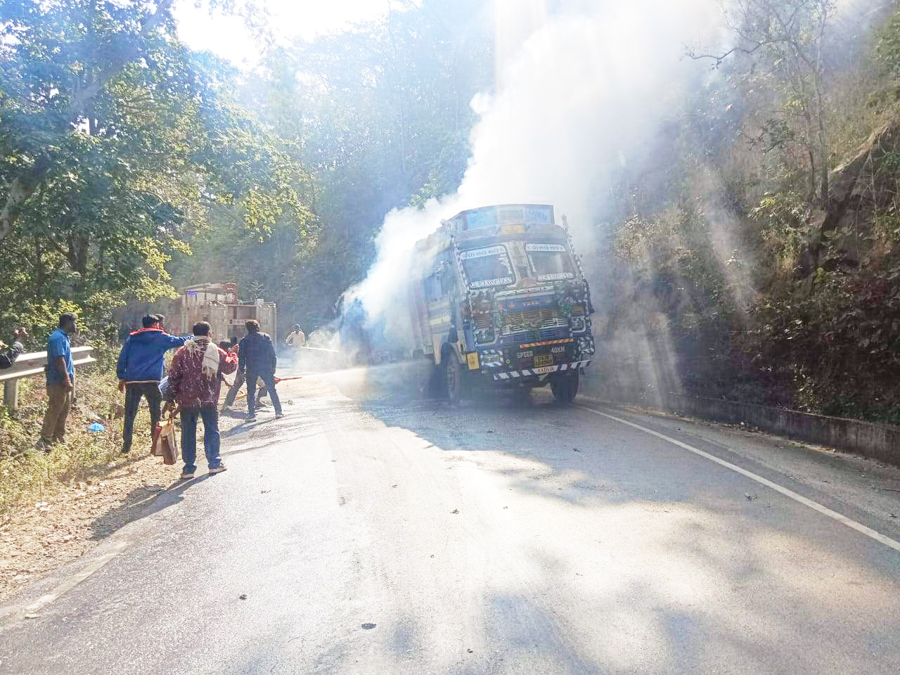 मक्का से भरे  ट्रक में लगी आग