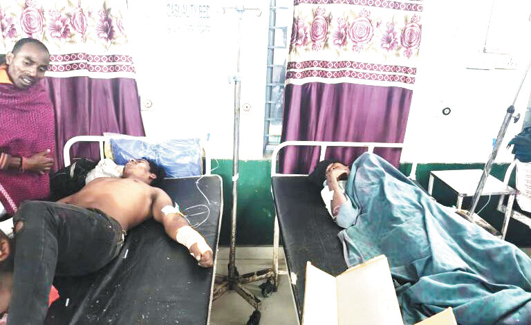 दो बाइक की टक्कर, पांच युवक घायल, 2 रायगढ़ रेफर