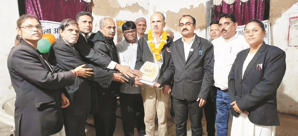 अधिवक्ता दिवस पर शर्मा का सम्मान