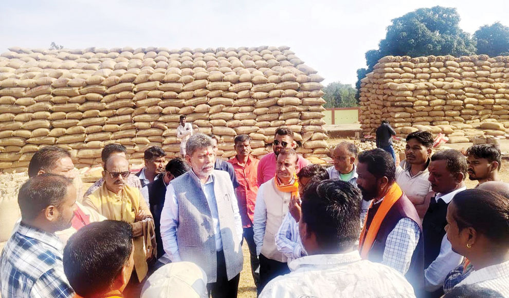 विधायक किरण देव ने जामावाड़ा धान खरीदी केंद्र में किसानों से चर्चा कर देखी व्यवस्था