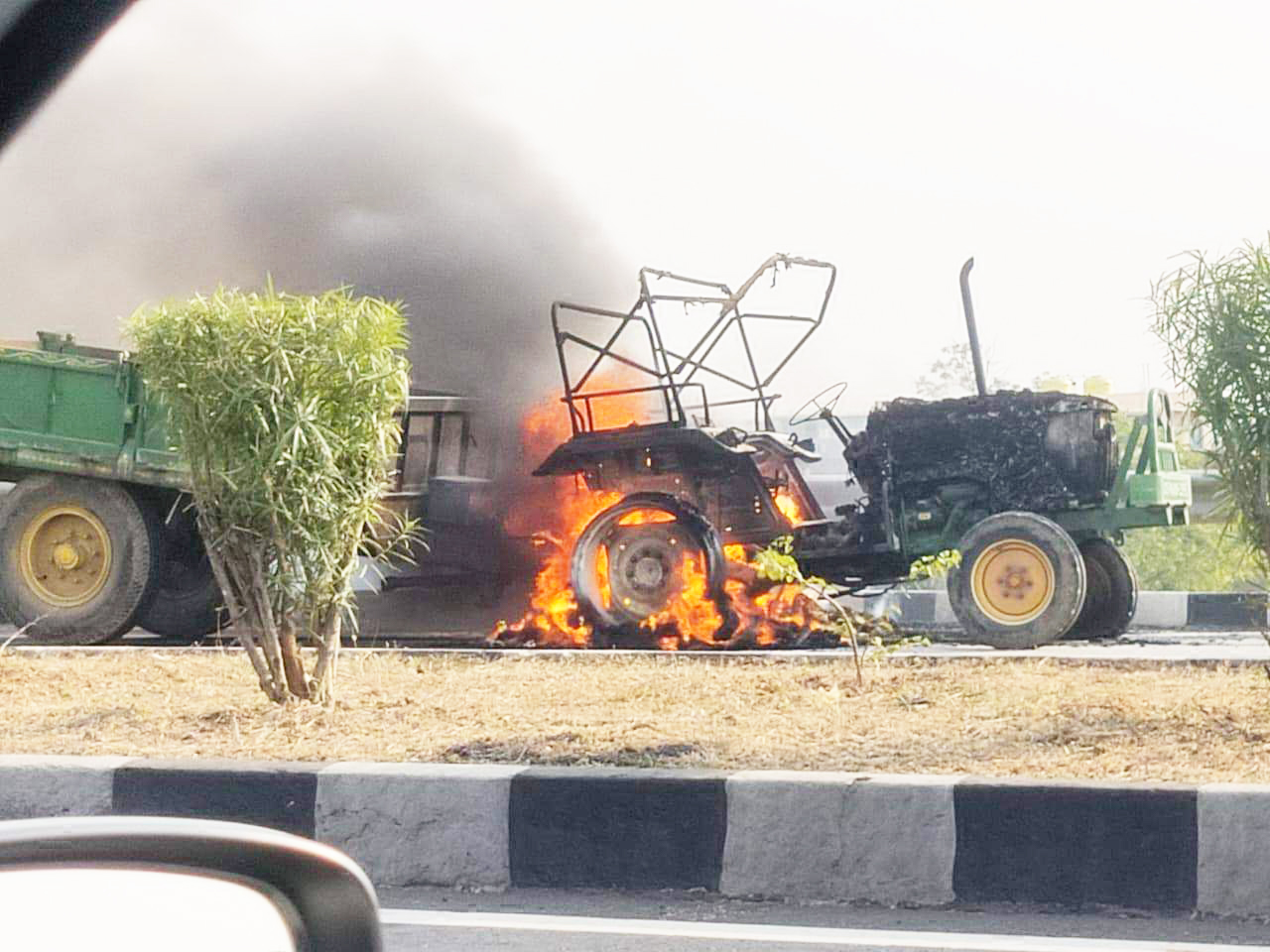  ट्रैक्टर में लगी आग, चालक  ने कूदकर बचाई जान