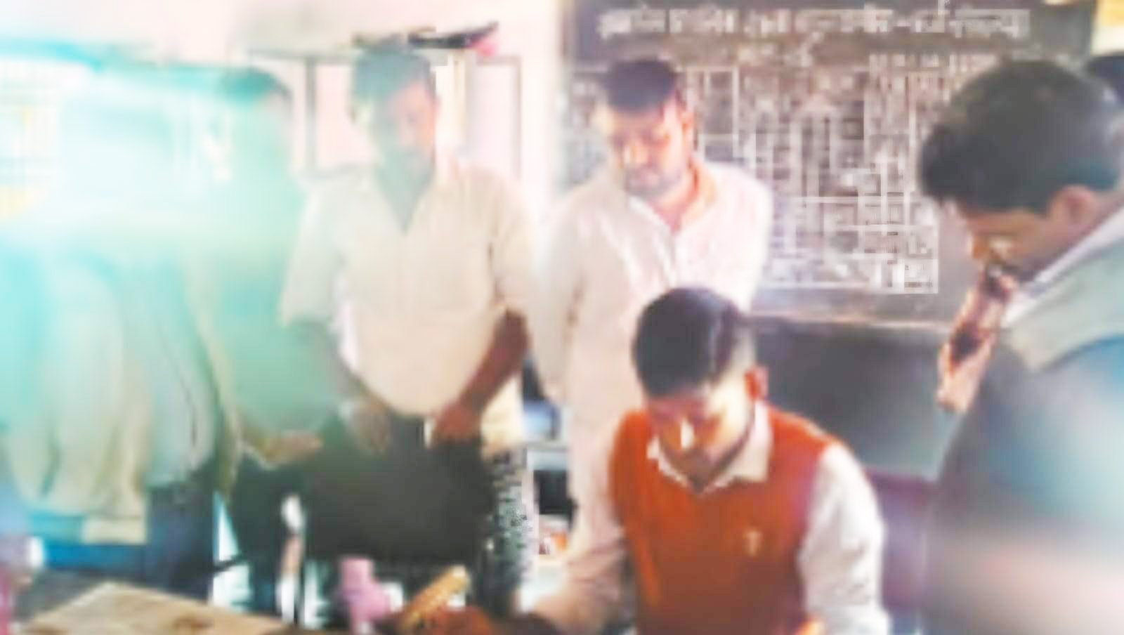 शराब पीकर स्कूल आने की  शिकायत पर प्रधान पाठक निलंबित