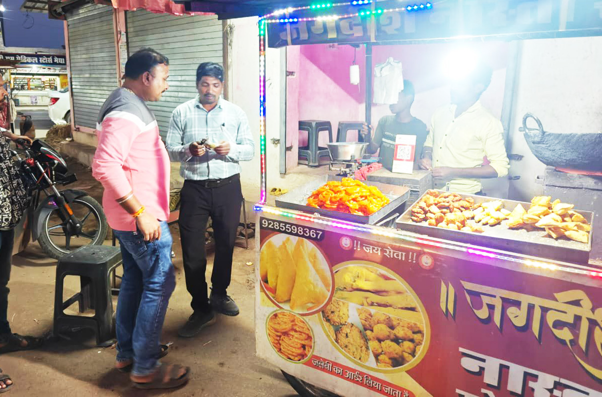 स्ट्रीट फूड वेंडर्स की जांच में मिले अवमानक खाद्य पदार्थ नष्ट कराया