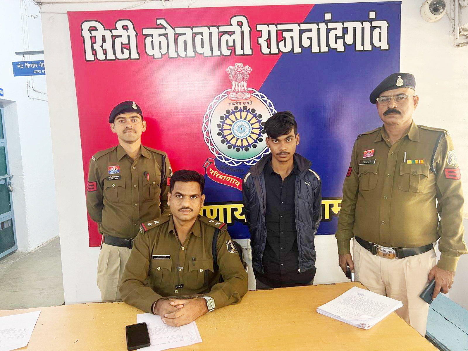 शराब पीने पैसे की मांग करते मारपीट व चाकू से हमला