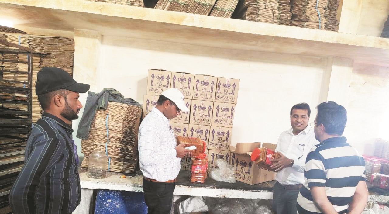 खाद्य विभाग की टीम ने लिया सैम्पल