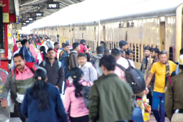 36 घंटे के लिए कई पैसेंजर ट्रेन रद्द, स्टेशन खचाखच