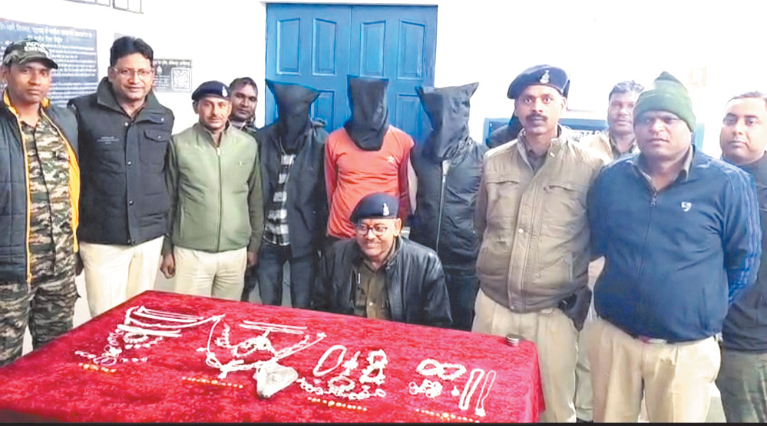 हरचौका साप्ताहिक बाजार में लूट के चार आरोपी गिरफ्तार