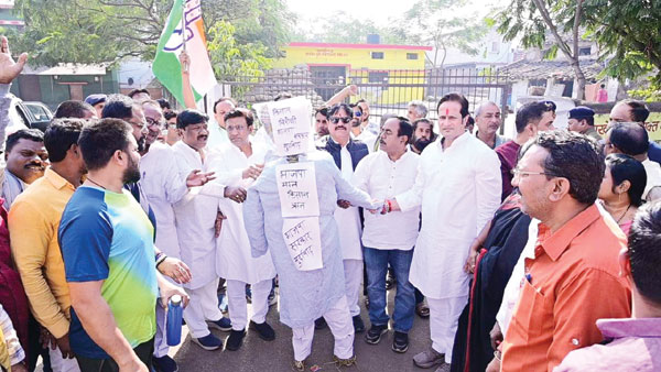 कांग्रेस ने सरकार का पुतला दहन किया