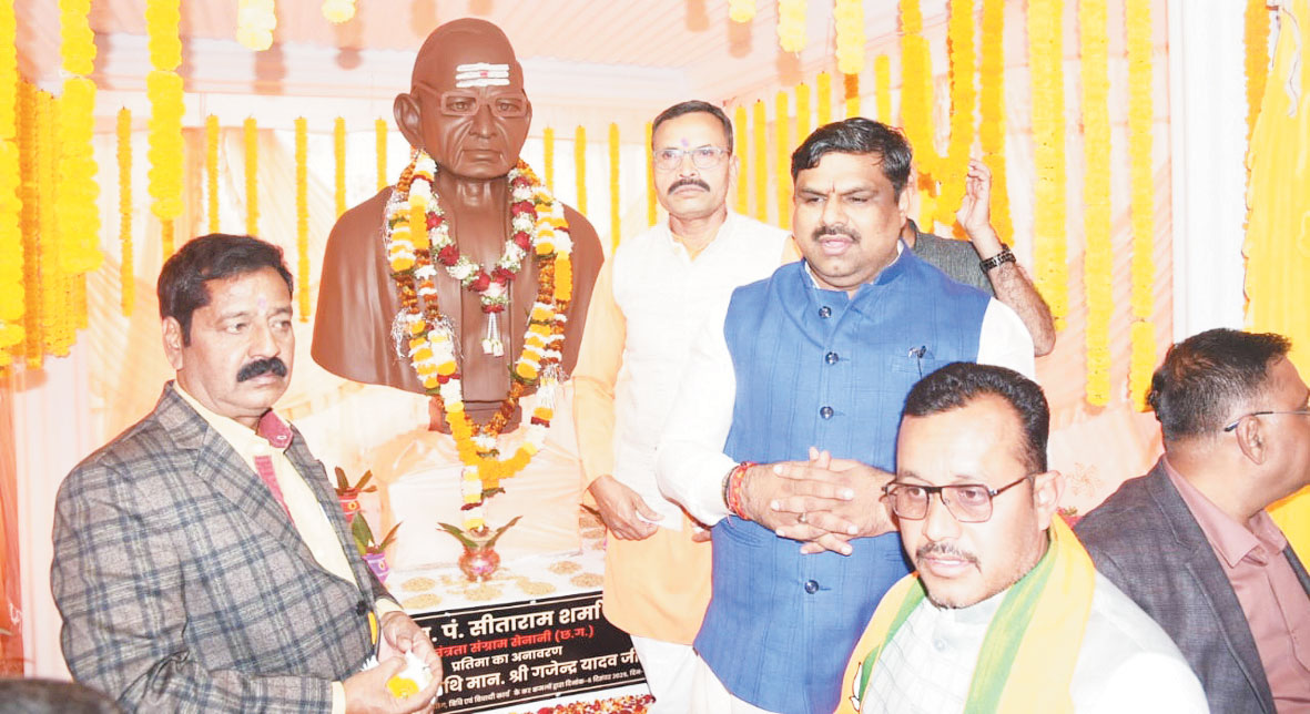 स्कूल शिक्षा मंत्री ने स्वतंत्रता सेनानी की प्रतिमा का किया अनावरण