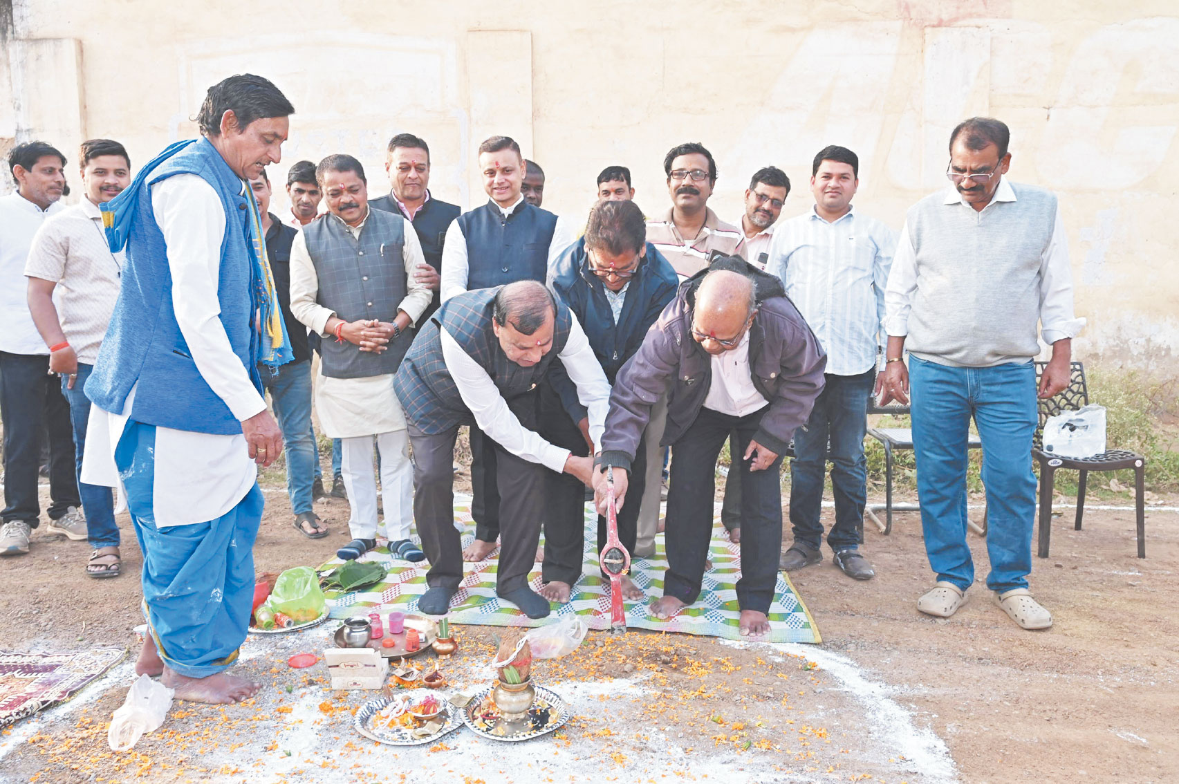 विभिन्न वार्डों में सीसी रोड का भूमिपूजन