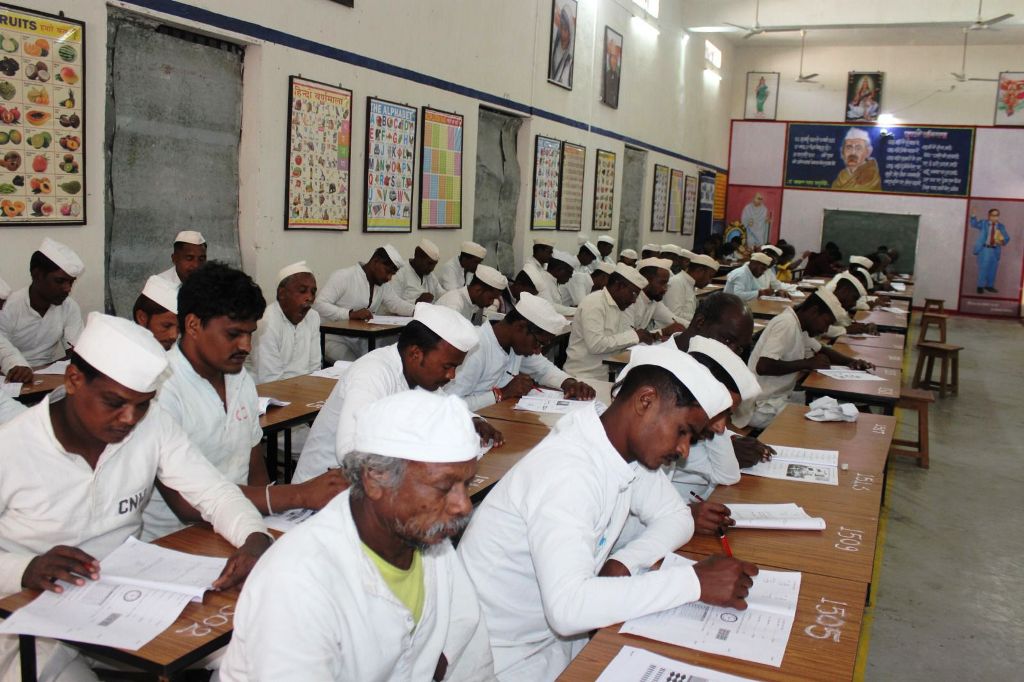 सास–बहू से लेकर बुजुर्ग दंपतियों ने थामी स्पर्धा की कलम