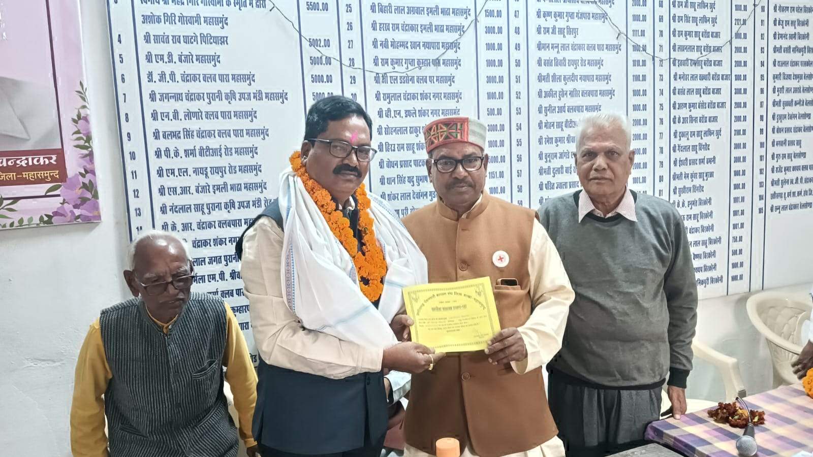 पेंशनधारी कल्याण संघ की मासिक बैठक में नये सदस्यों का स्वागत