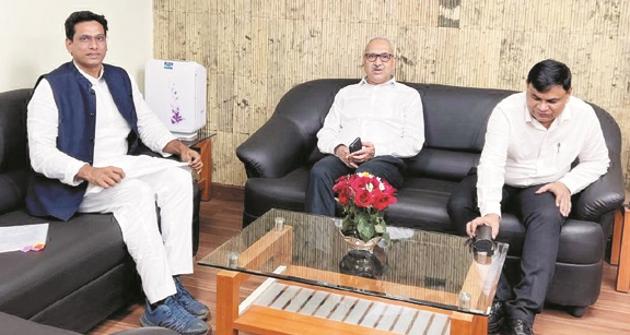 बीएसपी के डीआईसी से मिले विधायक देवेंद्र यादव