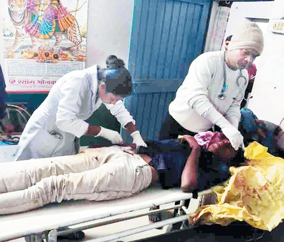 ट्रैक्टर की ठोकर से युवक गंभीर