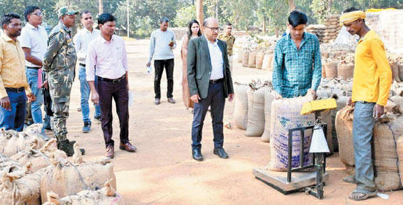 तौलाई में गड़बड़ी, धान में नमी व समिति में अव्यवस्था पर  अधिकारी-कर्मचारियों को फटकार