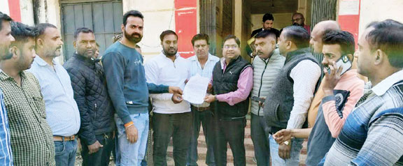 एनएच-343 की बदहाल सडक़, धरना-प्रदर्शन व चक्काजाम करने सौंपा ज्ञापन