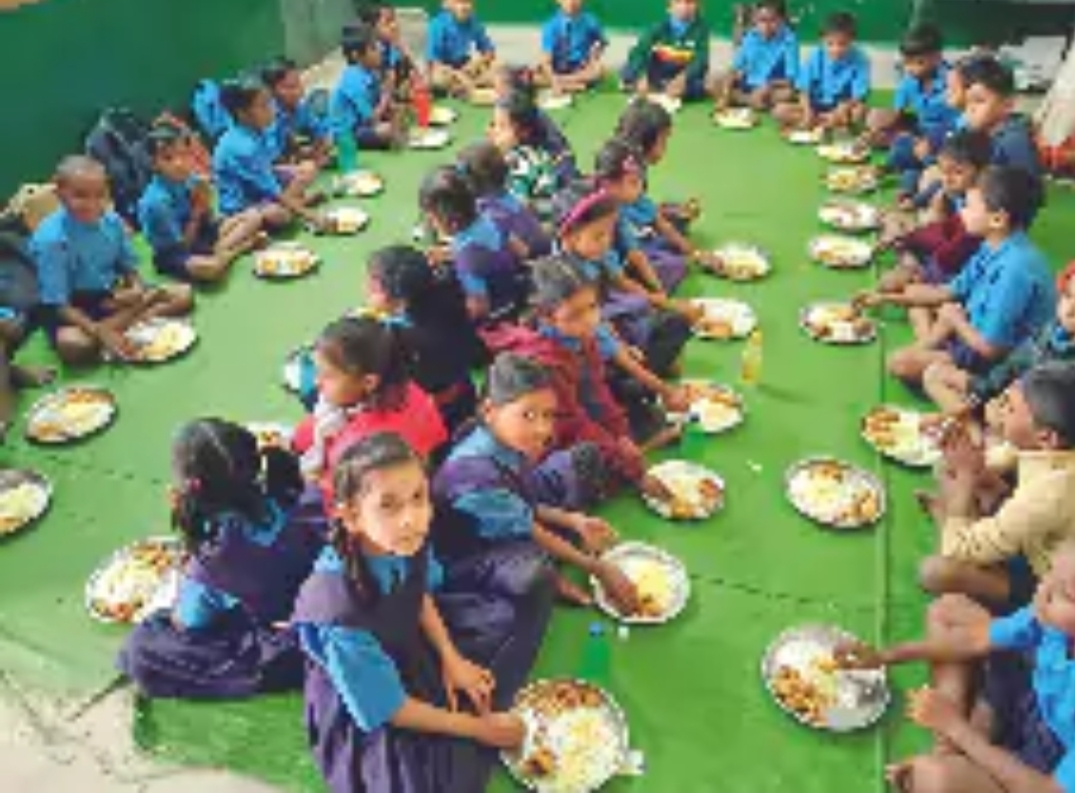 विद्यार्थियों को  न्योता भोज