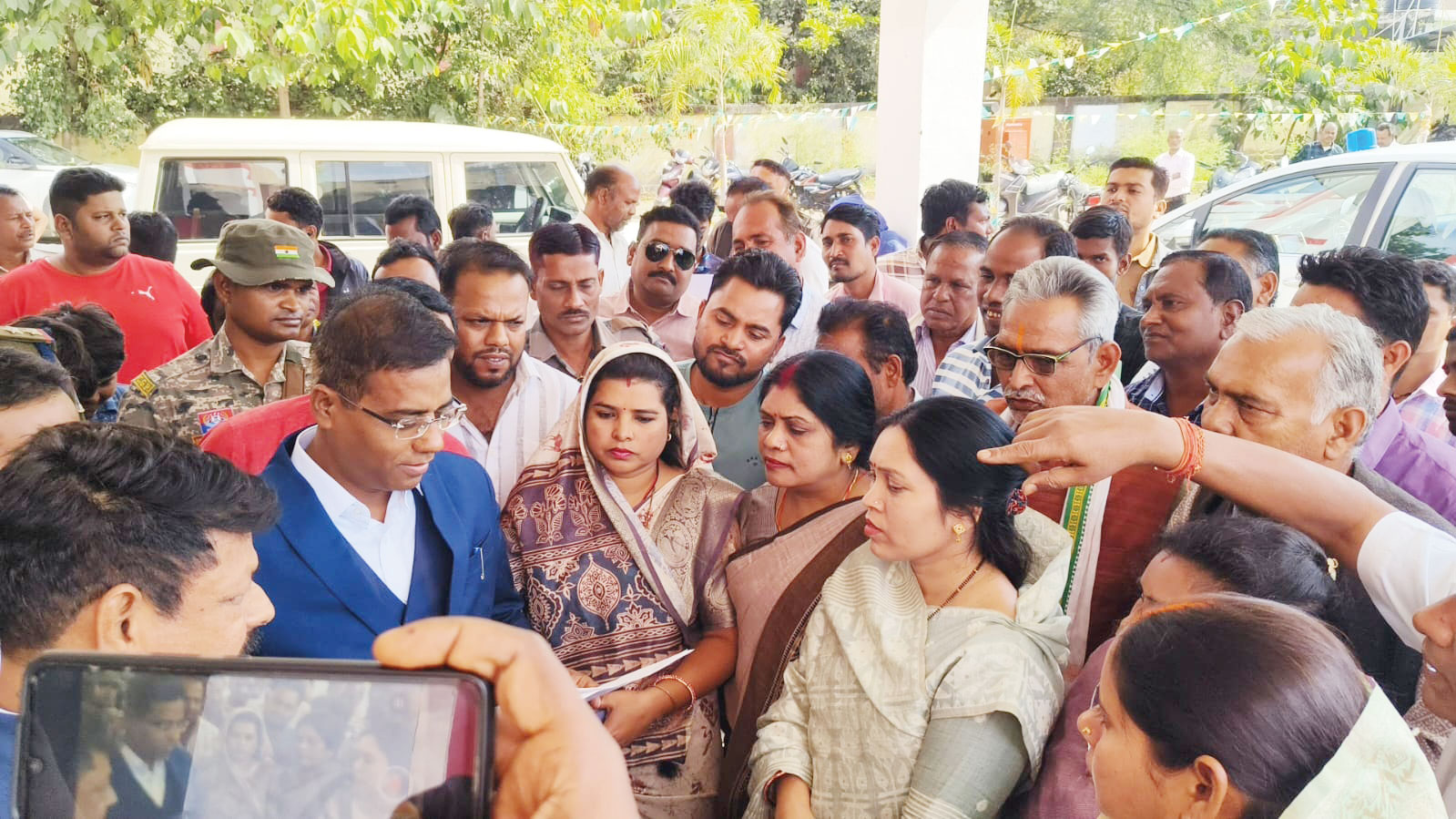  धान खरीदी की लिमिट बढ़ाने समेत कई मांगे, विधायक संग कांग्रेसियों का प्रदर्शन