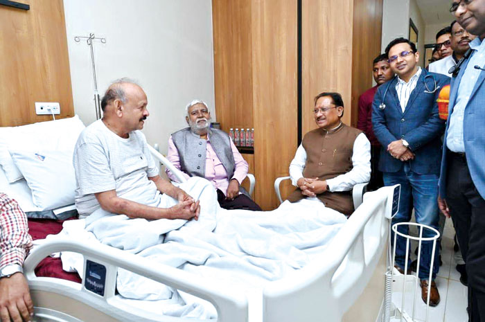 राजवाड़े को देखने अस्पताल गए सीएम