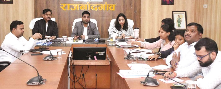 जिला व शहर विकास के लिए अफसर करें प्रतिबद्धता से कार्य- कलेक्टर