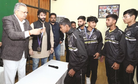 विस अध्यक्ष डॉ. सिंह ने चैम्पियंस को किया सम्मानित