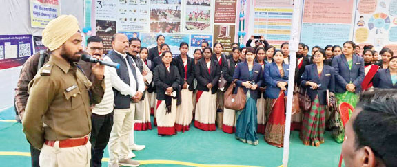 बीएड कॉलेज के विद्यार्थियों ने प्रश्न पूछते हुए विभिन्न कानूनी प्रावधान समझें