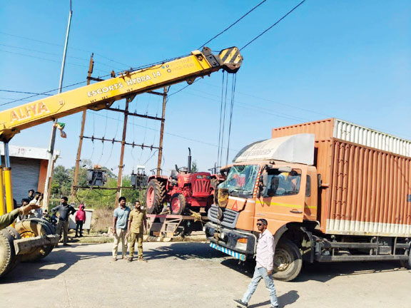 अनियंत्रित ट्रक ने ट्रेलर को मारी ठोकर, बड़ा हादसा टला