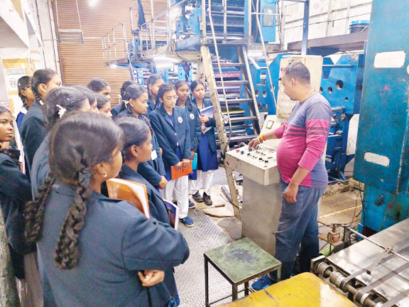 मीडिया एंड एंटरटेनमेंट ट्रेड के विद्यार्थियों का औद्योगिक भ्रमण