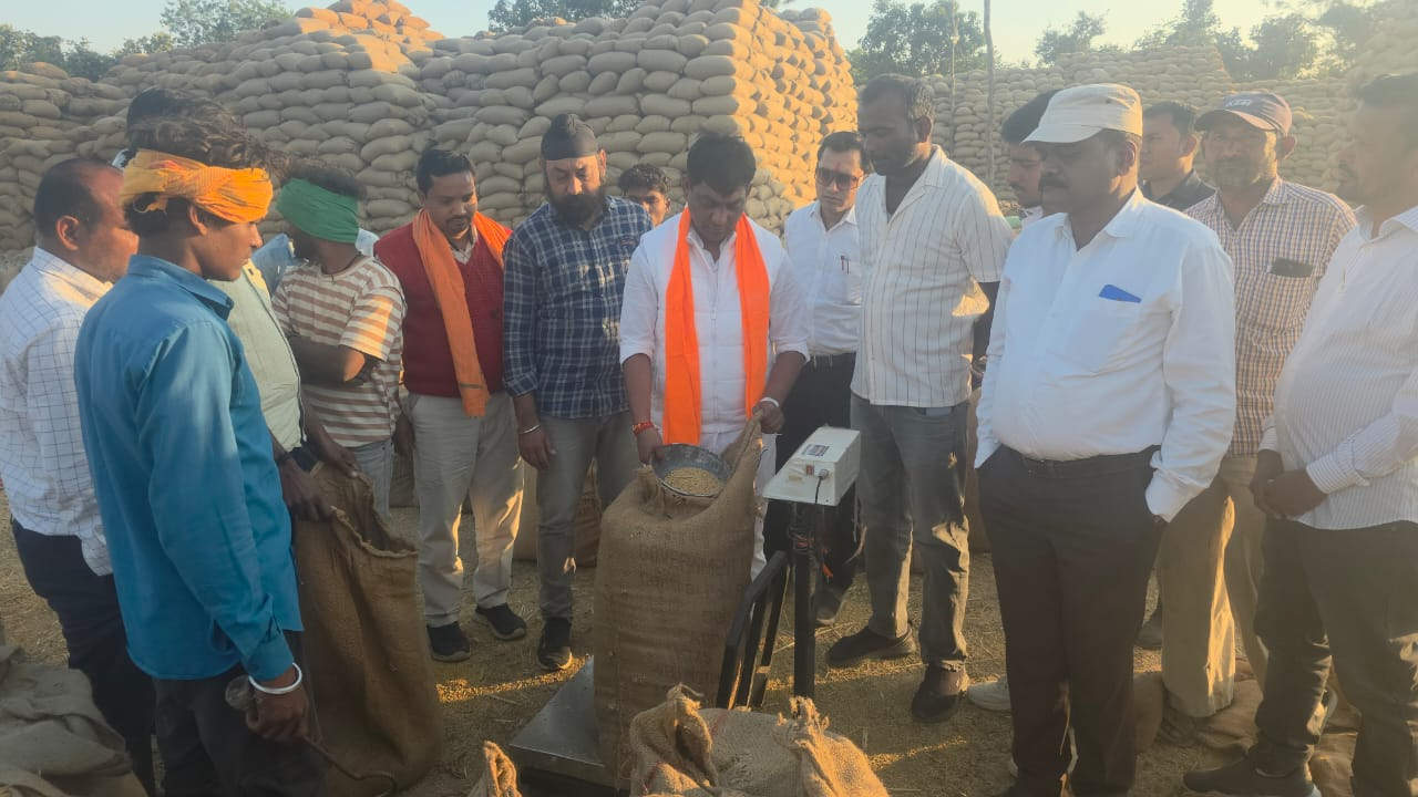 डूमरपाली धान खरीदी केंद्र में पहुंचे विधायक सिन्हा, व्यवस्थाओं का लिया जायजा