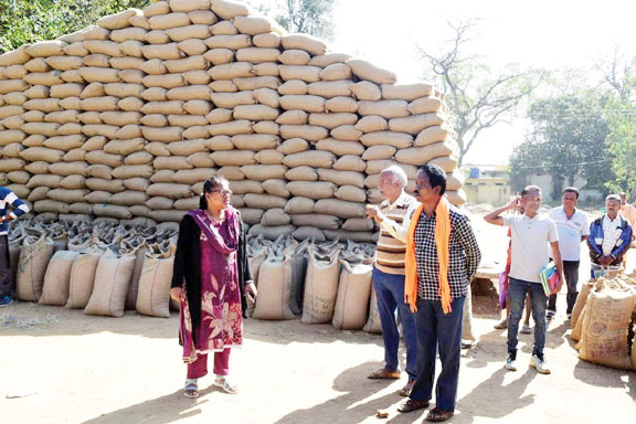कलेक्टर ने धान खरीदी केंद्रों का किया निरीक्षण