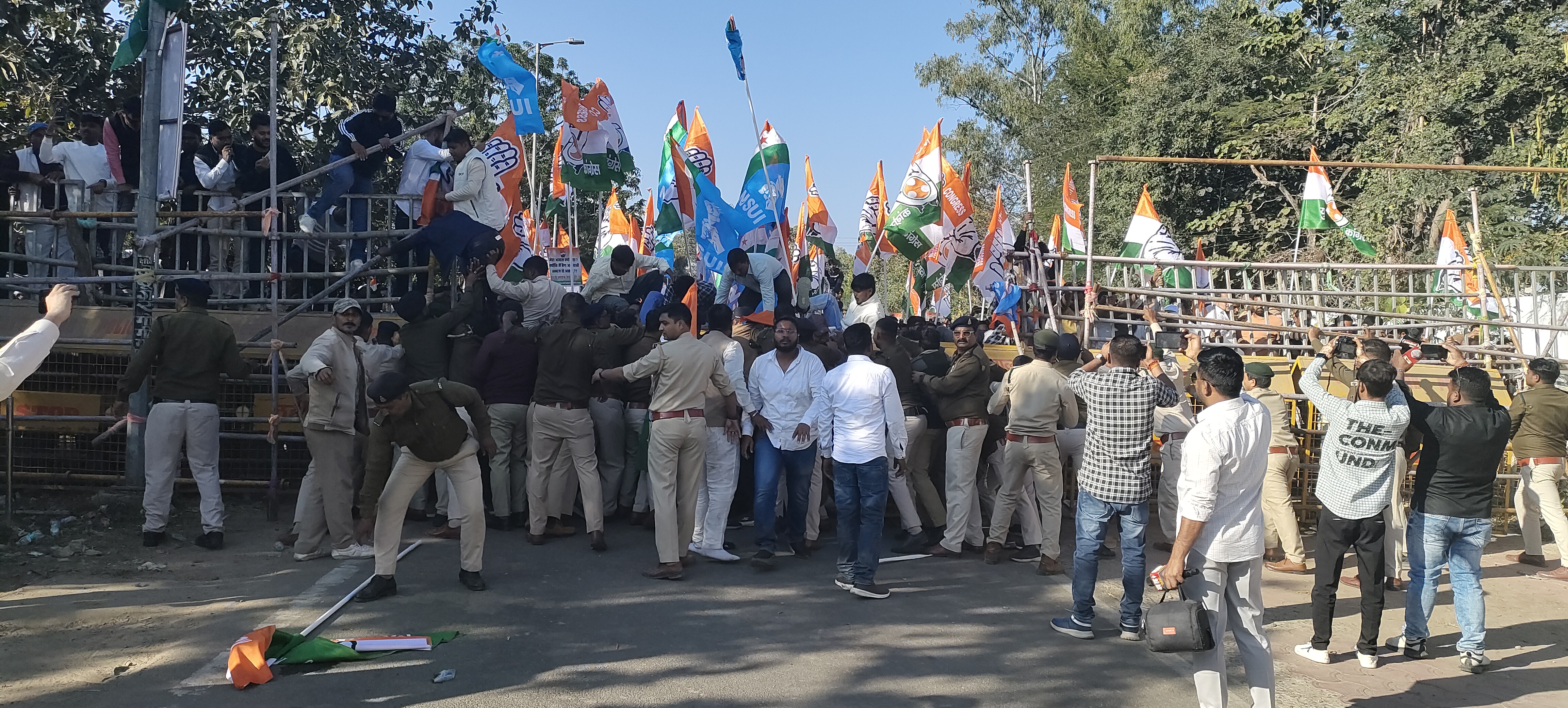 वन विभाग से जुड़े मुद्दों पर कांग्रेस का प्रदर्शन, पुलिस-कार्यकर्ताओं में झड़प