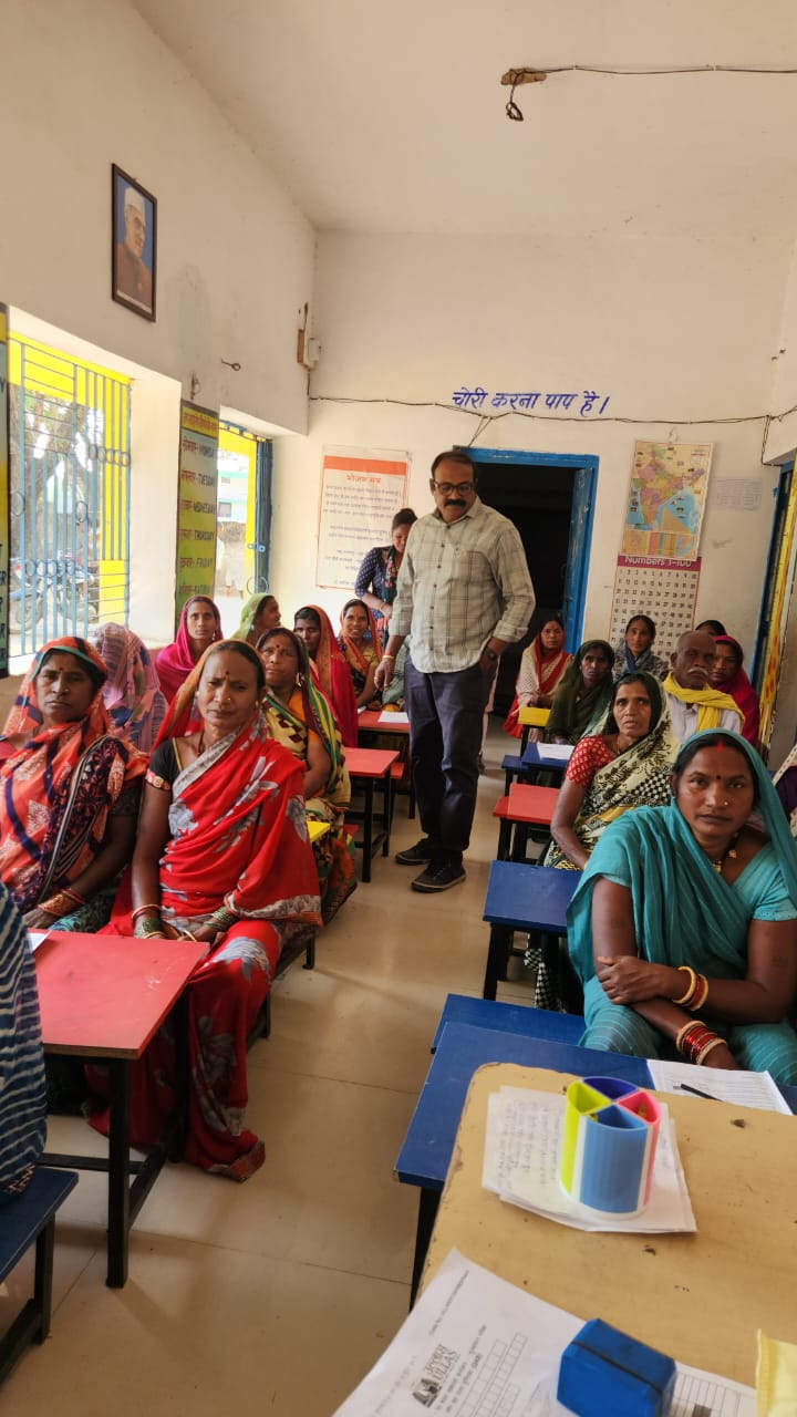 साक्षरता महापरीक्षा में सास-बहू, पति-पत्नी व देवरानी-जेठानी ने उत्साह से दिलाई परीक्षा