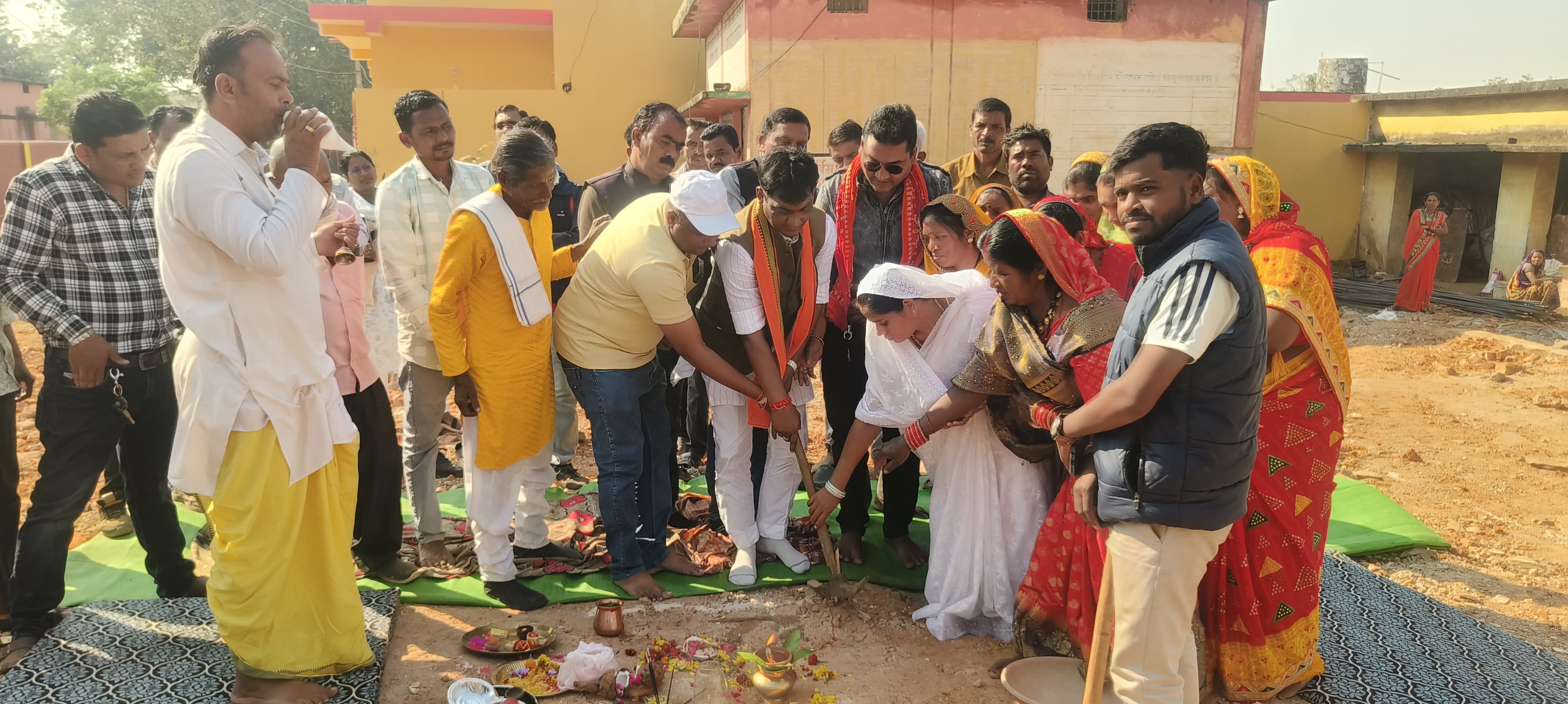 भूमिपूजन-लोकार्पण में शामिल हुए विधायक