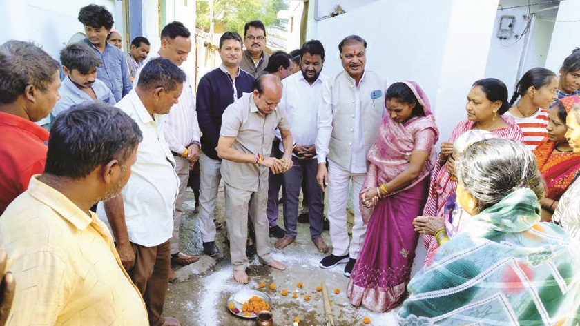 सीसी रोड व यात्री प्रतीक्षालय निर्माण कार्य के लिए भूमिपूजन