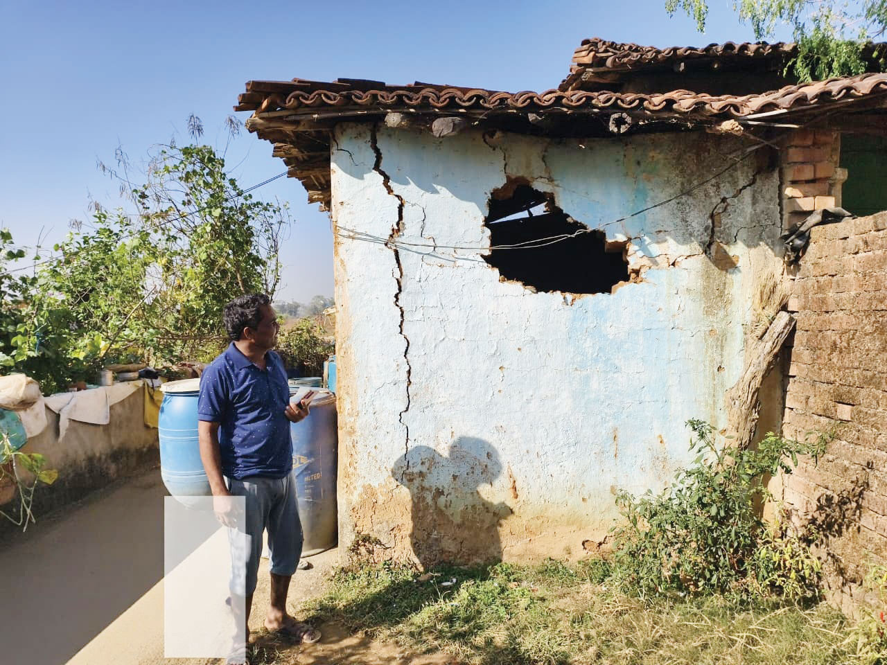 गांव पहुंचा 20 हाथियों का दल, दो दिनों में मकान तोडक़र फसलों को पहुंचा रहे नुकसान