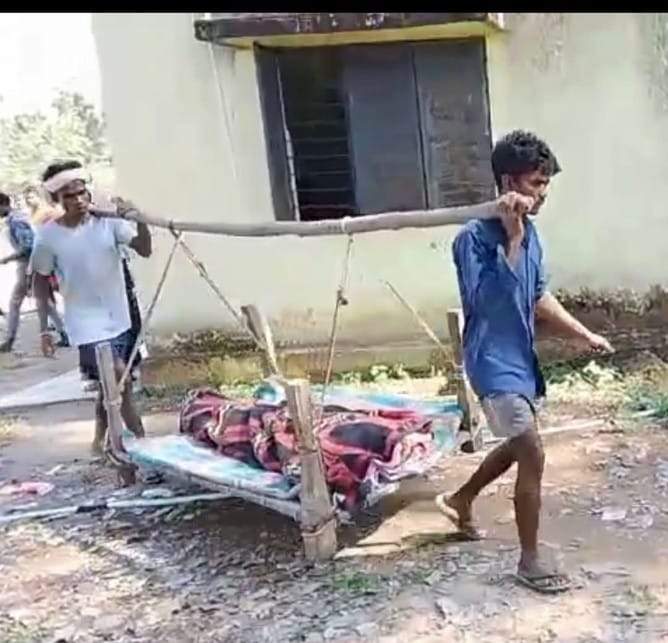 एम्बुलेंस नहीं मिली, 6 किमी खाट पर शव गांव ले गए परिजन