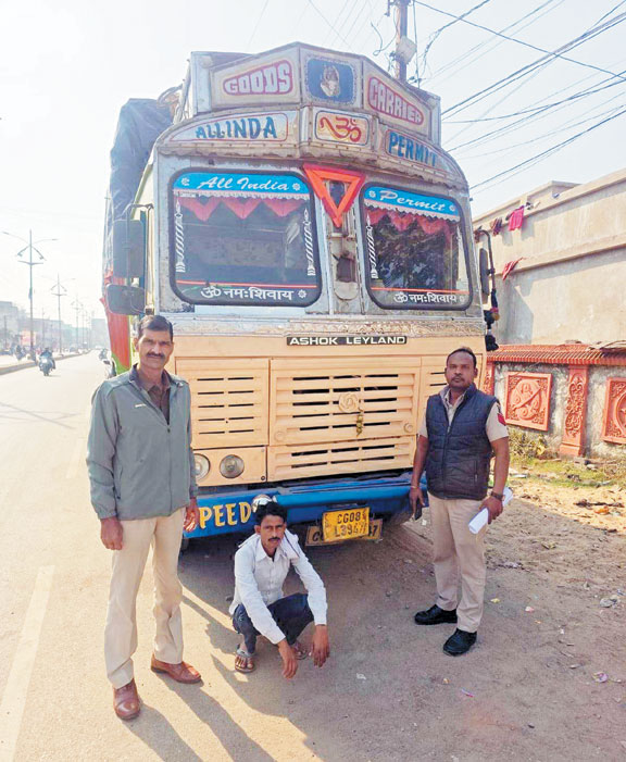 25 टन अवैध कबाड़ से भरी ट्रक के साथ चालक गिरफ्तार