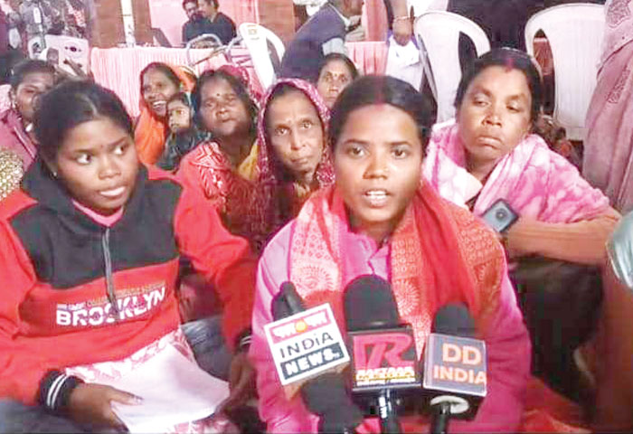 आदिवासी महिलाओं के साथ लोन के नाम पर की गई धोखाधड़ी