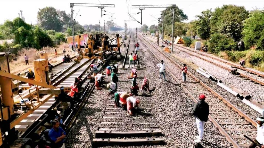 बाराद्वार स्टेशन चौथी रेल लाइन से जुड़ा