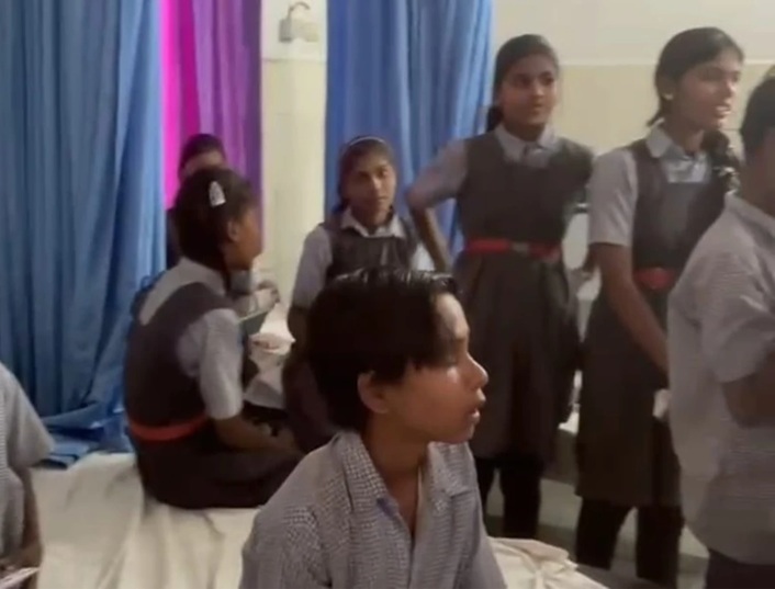 मिड डे मील में खीर-पूड़ी खाने के बाद उल्टी-दस्त, 25 बच्चे बीमार, चार की हालत गंभीर