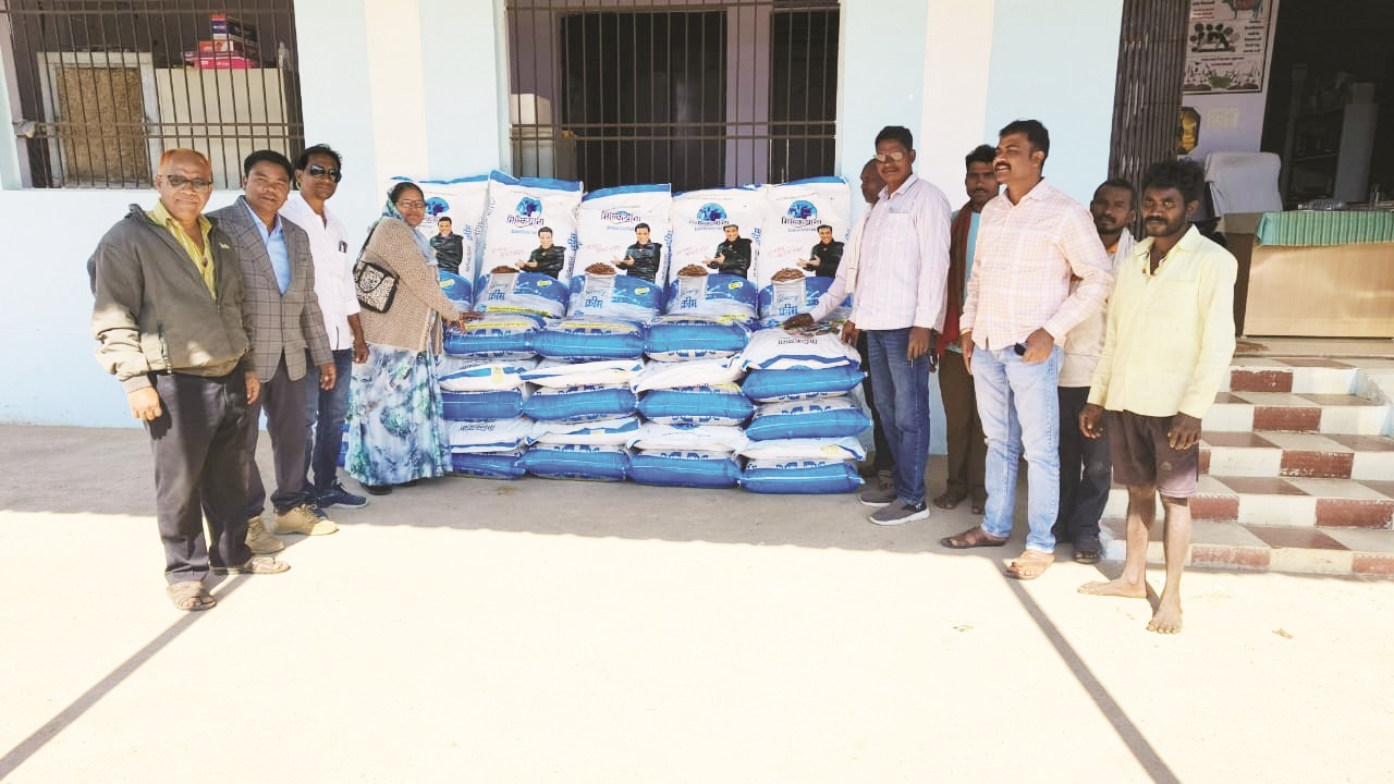 पशु आहार का वितरण