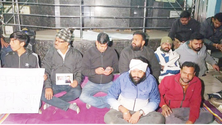 युवक की गिरफ्तारी पर वार्डवासी धरने पर