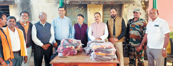 शासकीय पूर्व माध्यमिक शाला अमझर में न्यौता भोज, जिपं अध्यक्ष हुए शामिल