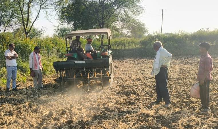 किसान देवराज ने फसल खराब होने पर बोया मक्का