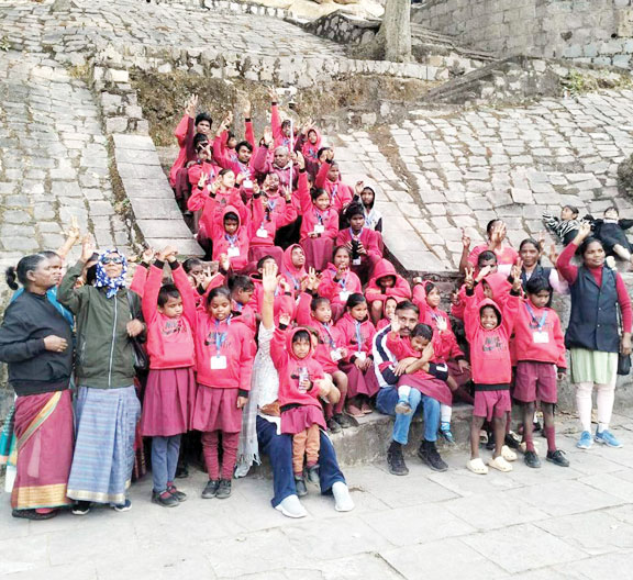 दृष्टि बाधित विद्यार्थियों के लिए सुखद अनुभूति से भरा रामगढ़ और सैनिक स्कूल का शैक्षणिक भ्रमण