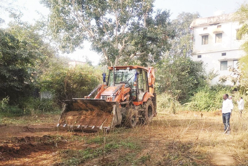 कब्रिस्तान और खेल मैदान में चला सफाई अभियान