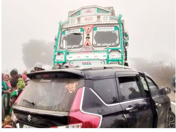  घना कोहरा: वाहनों की रफ्तार पर ब्रेक, बलरामपुर में ट्रेलर से टकराई कार, 6 घायल