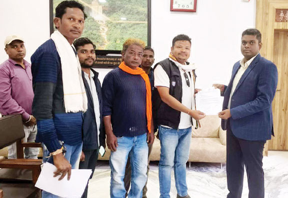 देऊरगांव व मटनार बैराज निर्माण जल्द प्रारंभ कराने कलेक्टर को ज्ञापन